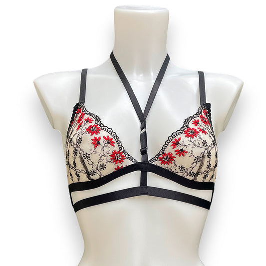 Bralette ohne Bügel aus roter Blumenstickerei auf transparentem Grund mit schwarzen elastischen Bändern zur Verzierung von fishbelly Lingerie handmade in Berlin