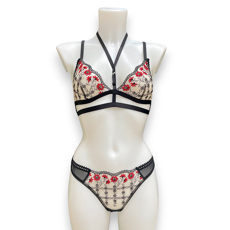 Bralette ohne Bügel aus roter Blumenstickerei auf transparentem Grund mit schwarzen elastischen Bändern zur Verzierung mit passendem String von fishbelly Lingerie handmade in Berlin