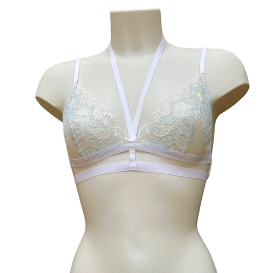 Romantisches Peonie Bralette aus detailreicher cremeweißer Stickerei, die mit hellblauen (oder wahlweise hellrosa) und weißen geschwungenen Linien mit Bänderverzierung von fishbelly Lingerie handmade in Berlin