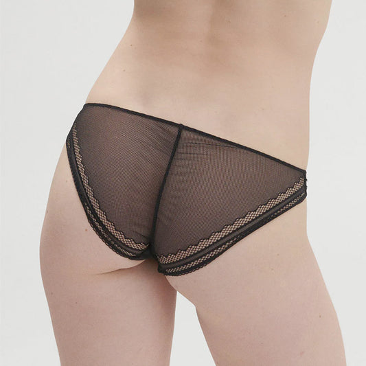 Slip Olympe von Simone Pérèle in Schwarz – Rückansicht aus recycelter Netz-Spitze mit feinen Raffungen und verzierten Kantenabschlüssen