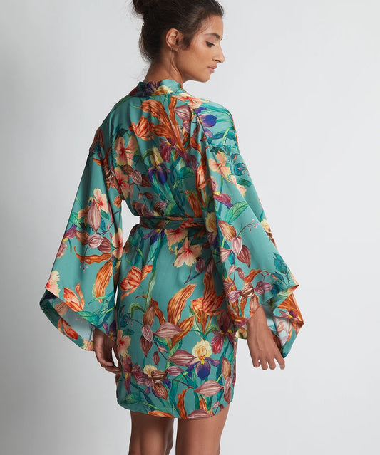 Aubade Kimono mit tropischem Print aus glänzendem Satin mit klassisschen Kimono-Ärmeln in jadegrün - Rückansicht