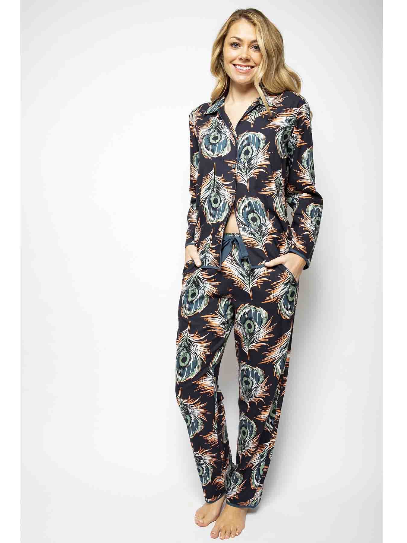Cyperjammies Elena, Frau in einem Pyjama mit Pfauenfeder-Druck mit langen Ärmeln und langer Hose 