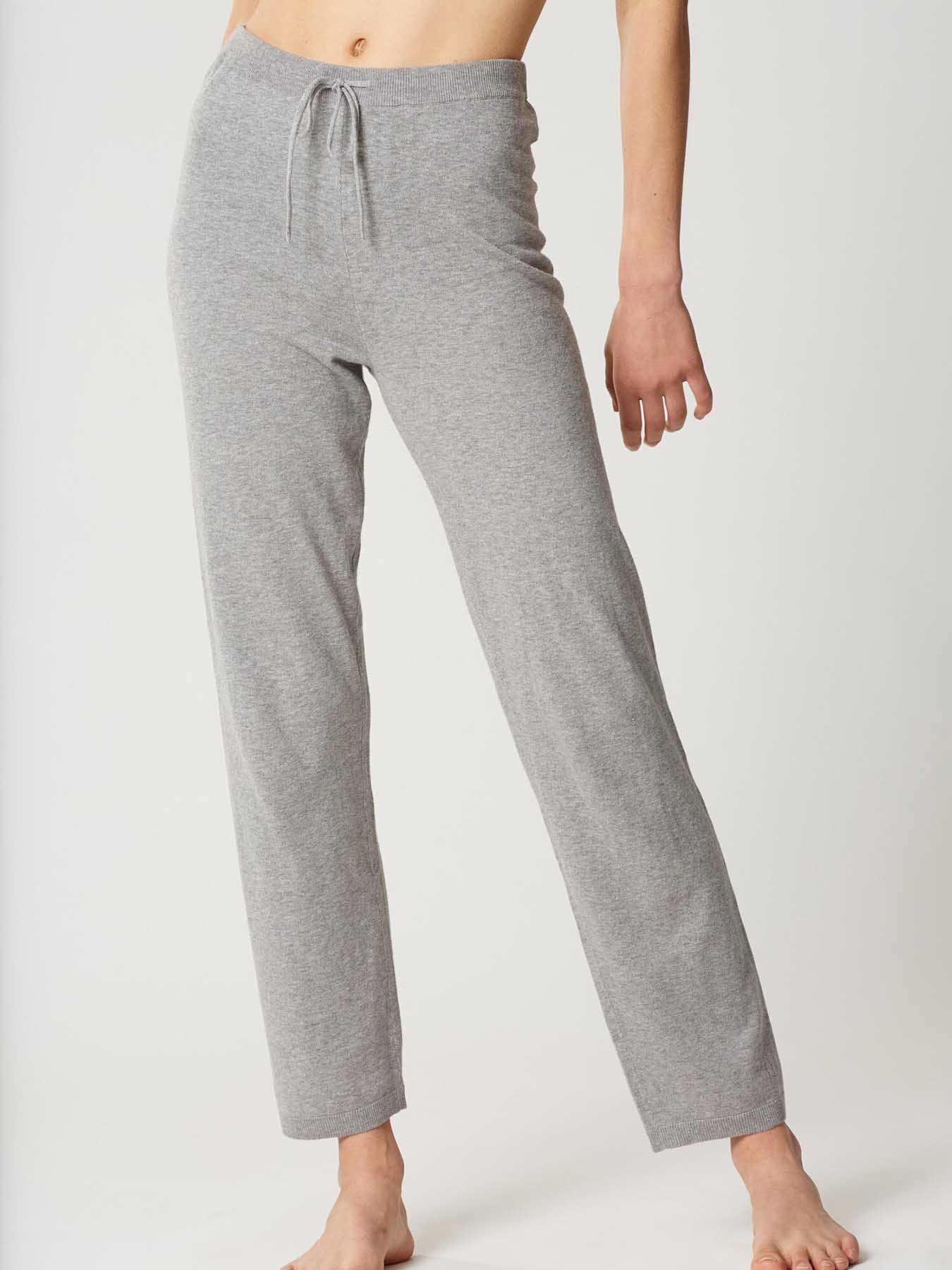 Modell trägt Softwear Hose by Maison Lejaby