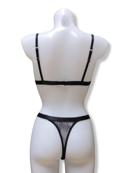 High Waist Taillen-String aus schwarzer Spitze mit passendem Triangel-BH/Bralette ohne Bügel - fishbelly Lingerie handmade in Berlin - Rückansicht