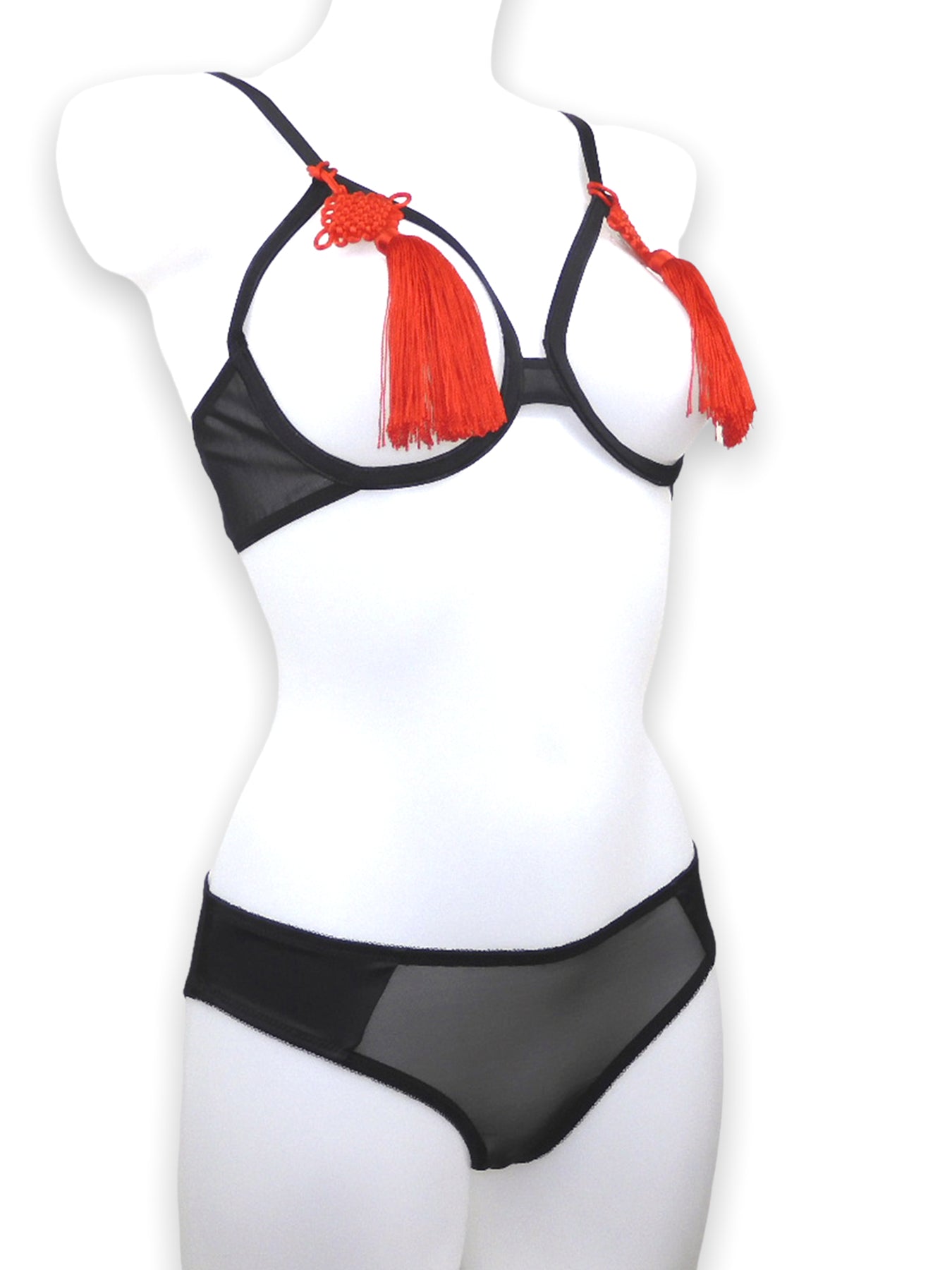 Schwarzer Open Cup Bügel Burlesque BH mit roten chinesischen Quasten und schwarzem Satin Slip seitlich| fishbelly handmade Lingerie