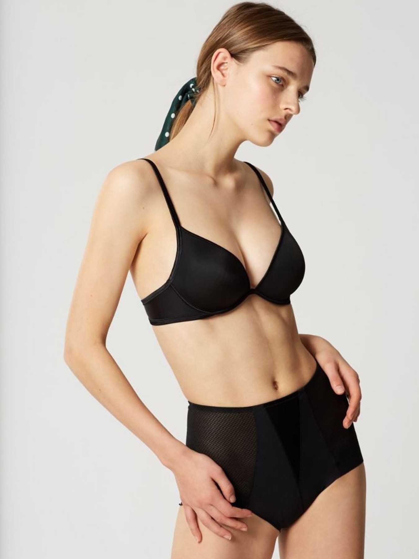 Model trägt Silouette Shapewear by Maison Lejaby
