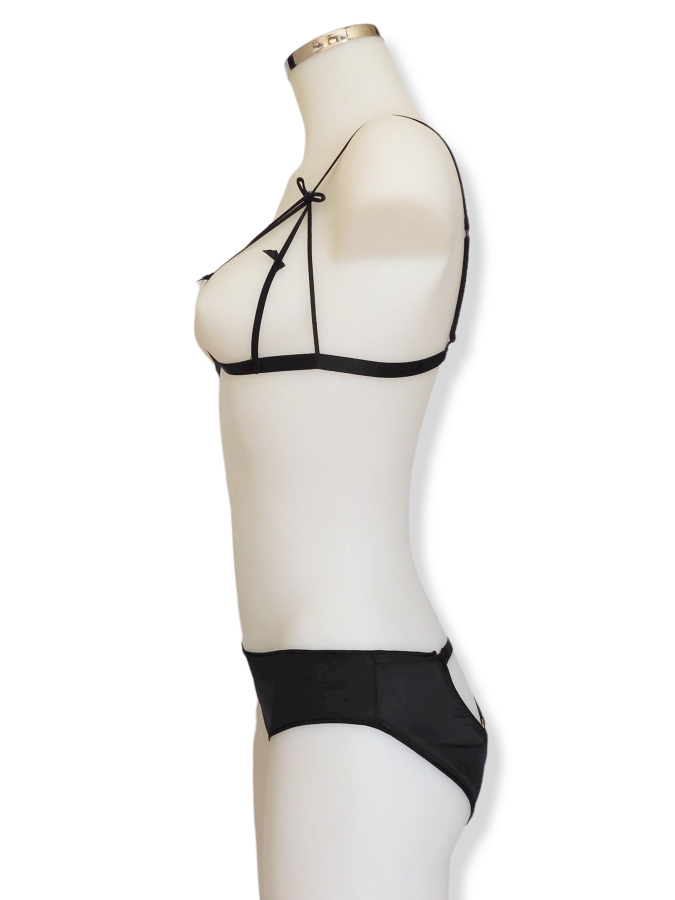 Schwarzer Satin Open Back-Slip mit Auschnitt am Po seitliche Ansicht | fishbelly handmade Lingerie