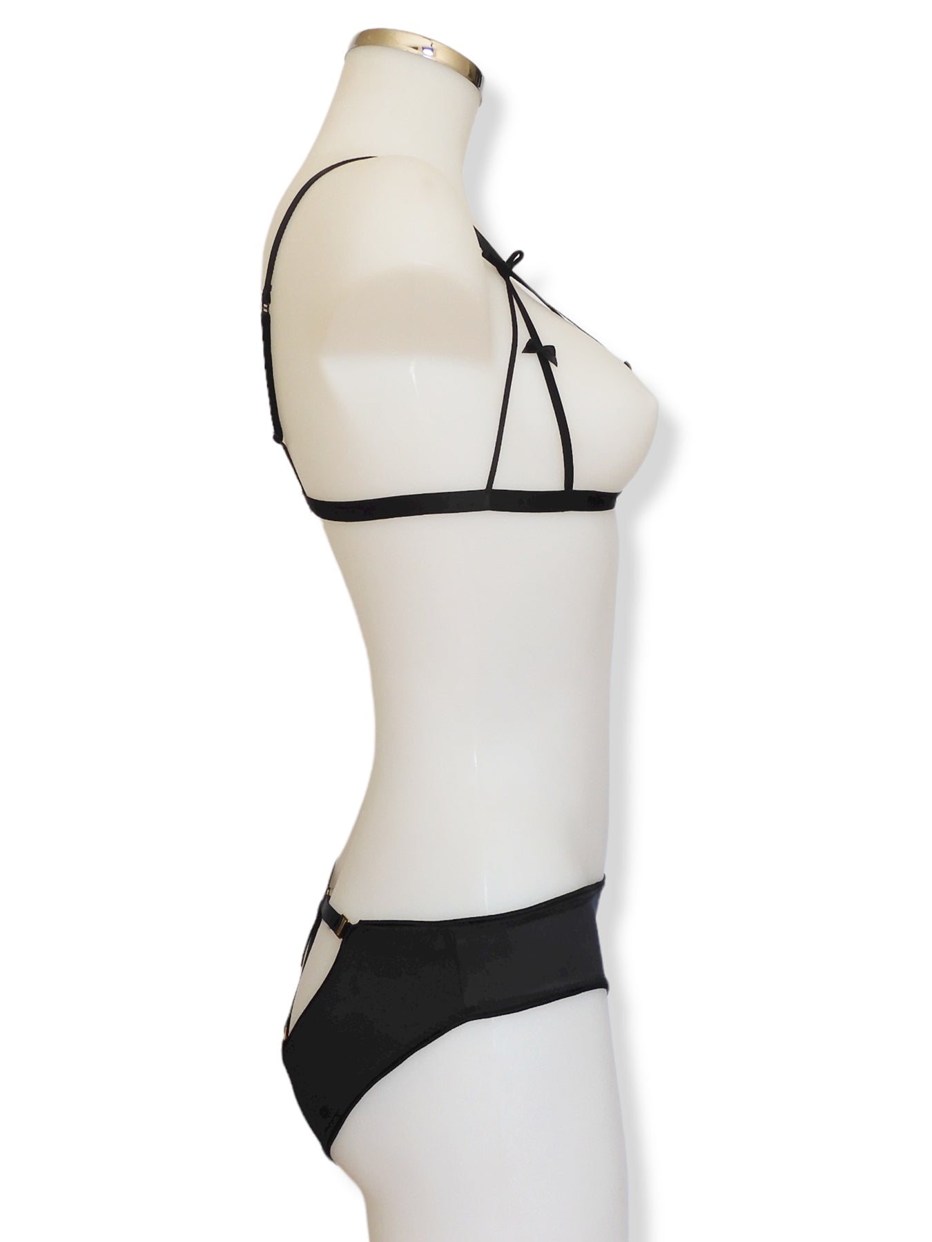 Schwarzer Satin Open Back-Slip mit Auschnitt am Po seitliche Ansicht | fishbelly handmade Lingerie