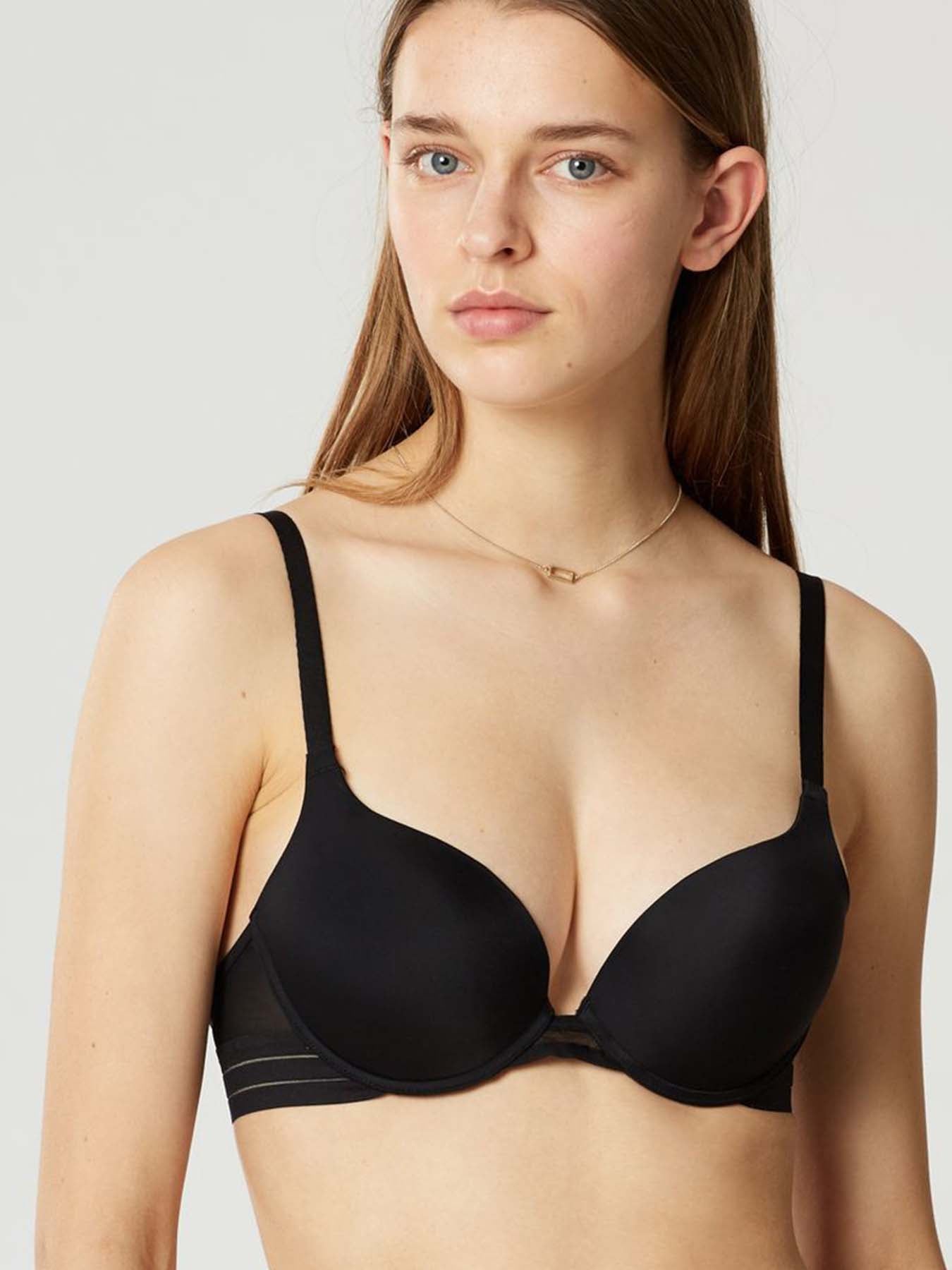 Modell trägt Nufit Push UP BH by Maison Lejaby