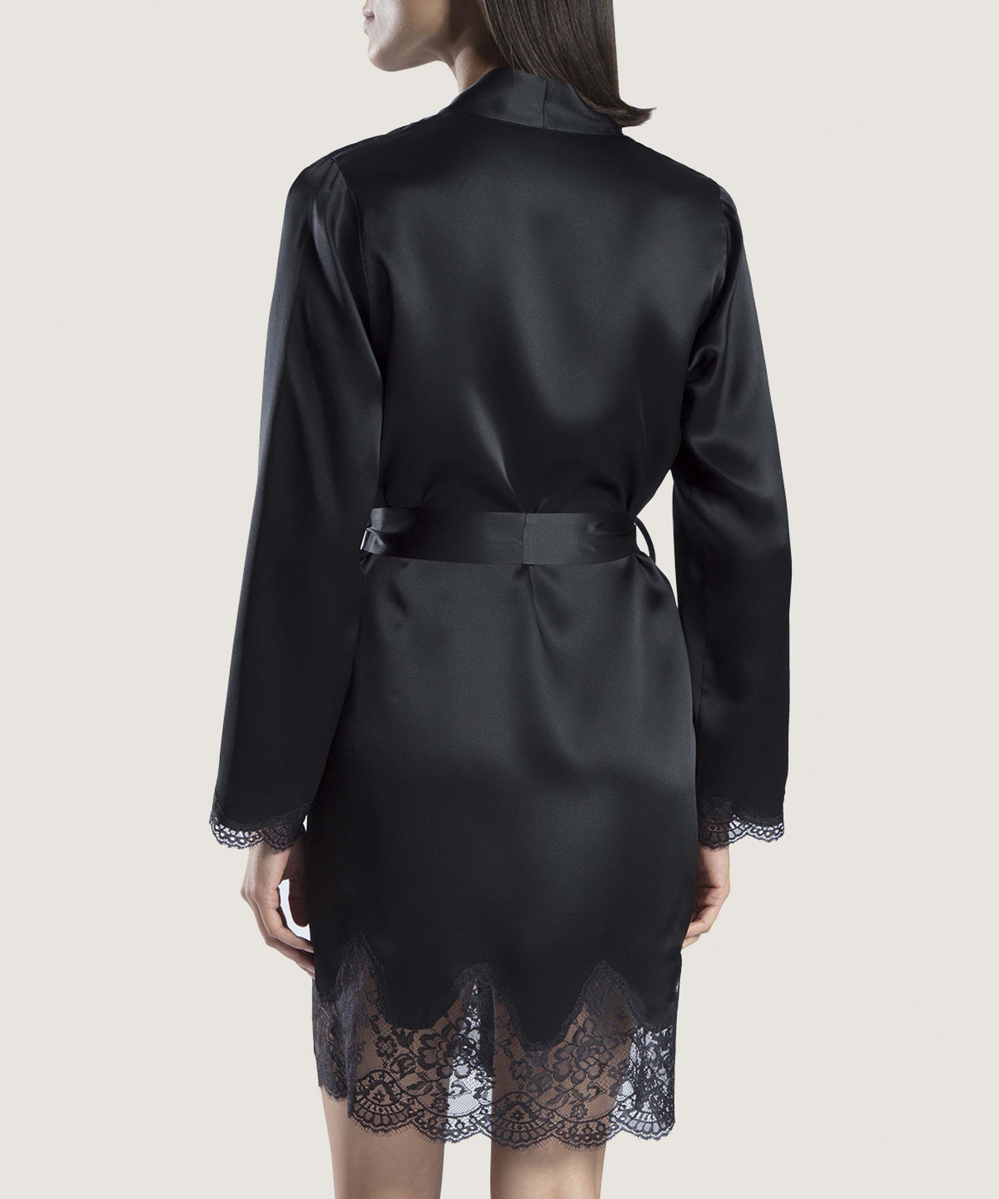 Schwarzer Seiden Kimono mit Spitze von Aubade Paris aus der Serie Toi Mon Amour - Rückansicht