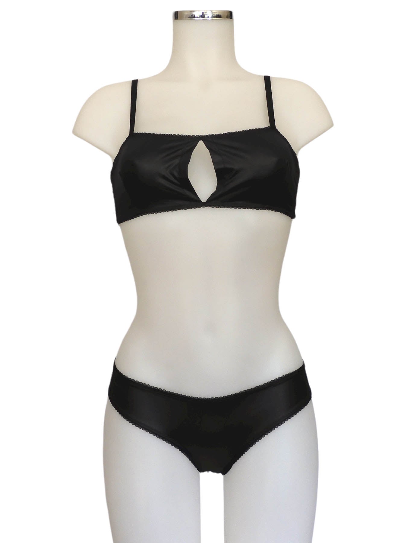 Schwarzer Bandeau-BH mit Cut-Out-Detail mit passendem Slip in Faux Leather Optik | fishbelly handmade Lingerie
