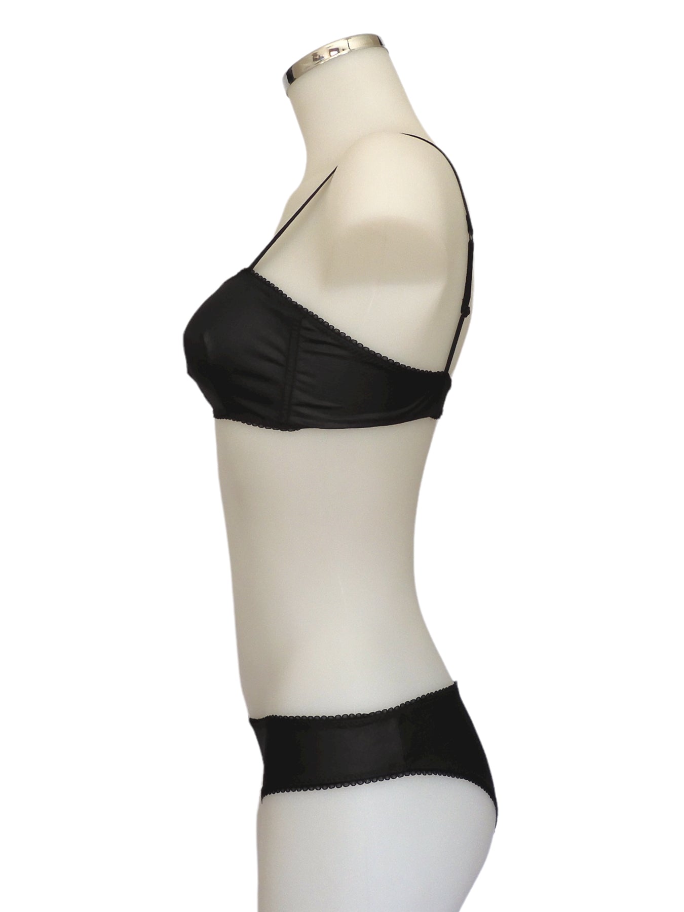 Schwarzer Bandeau-BH mit Cut-Out-Detail mit passendem Slip in Faux Leather Optik seitliche Ansicht | fishbelly handmade Lingerie