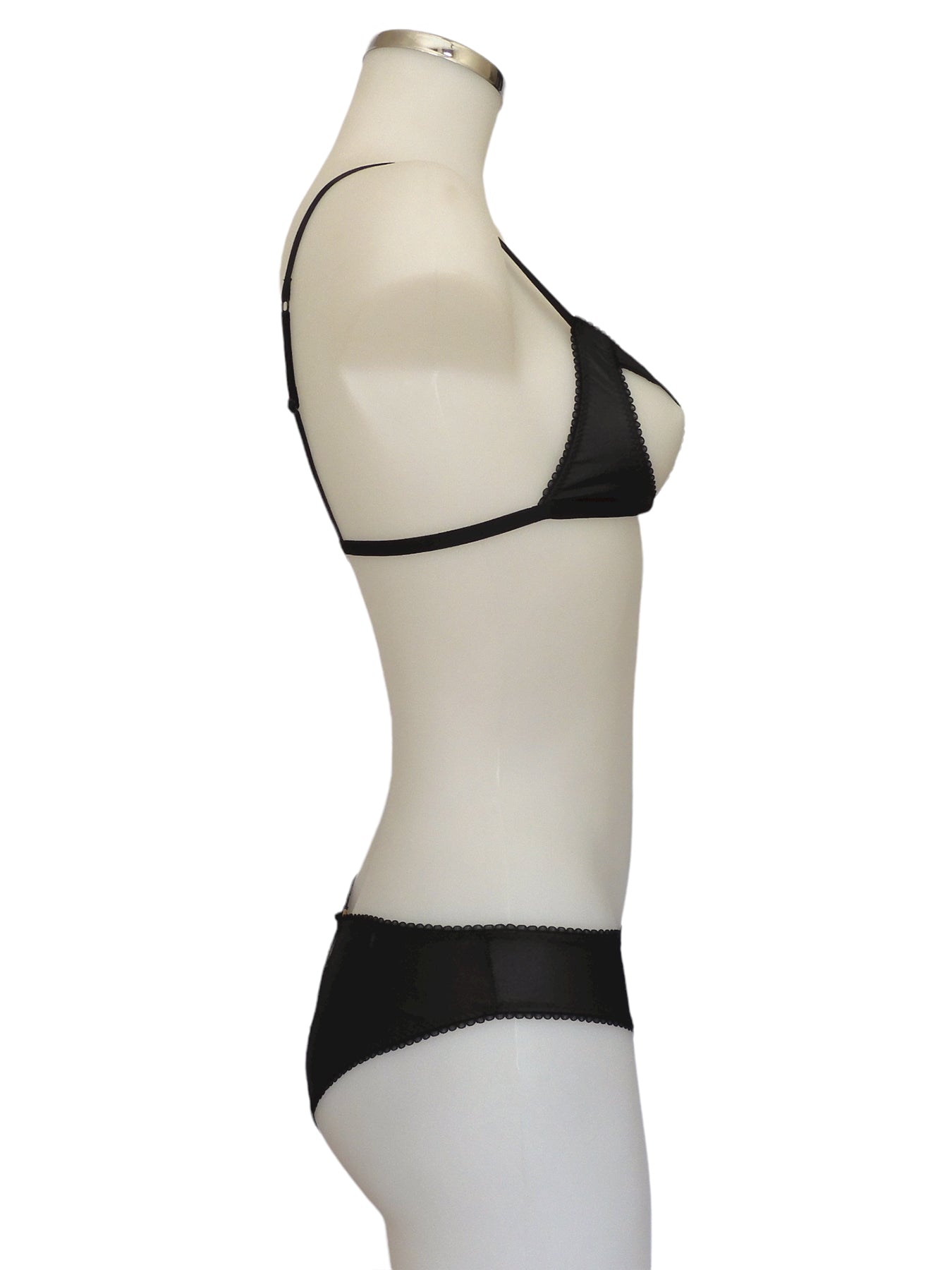 Schwarzer Triangel-BH mit Cut-Out-Detail mit passendem Slip in Faux Leather Optik seitliche Ansicht | fishbelly handmade Lingerie