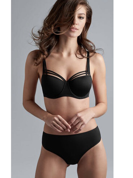Model trägt Dame de Paris Set by Marlies Dekkers