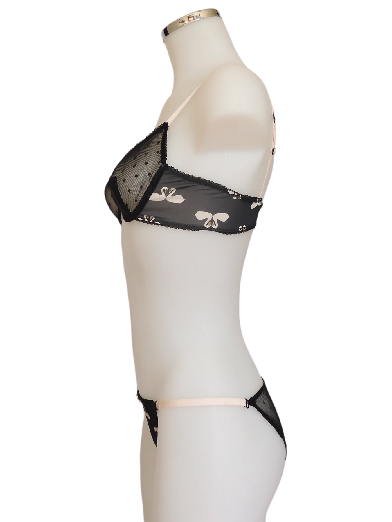 Netzbügel-BH und Tanga-Slip mit Schwänen seitliche Ansicht | fishbelly handmade Lingerie