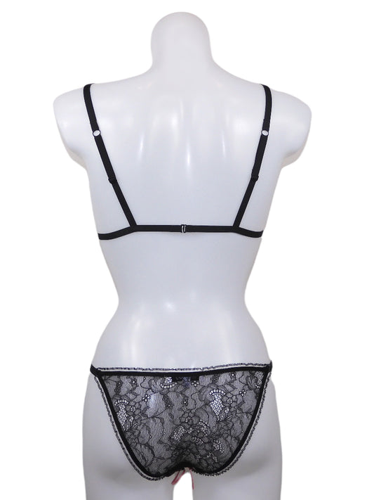 Liebreizender Bralette-BH ouvert aus Engel-, Herzchen- und Rosenprint mit passendem offenem Slip ouvert mit Rückenteil aus schwarzer Spitze Rückansicht- fishbelly Lingerie handmade in Berlin