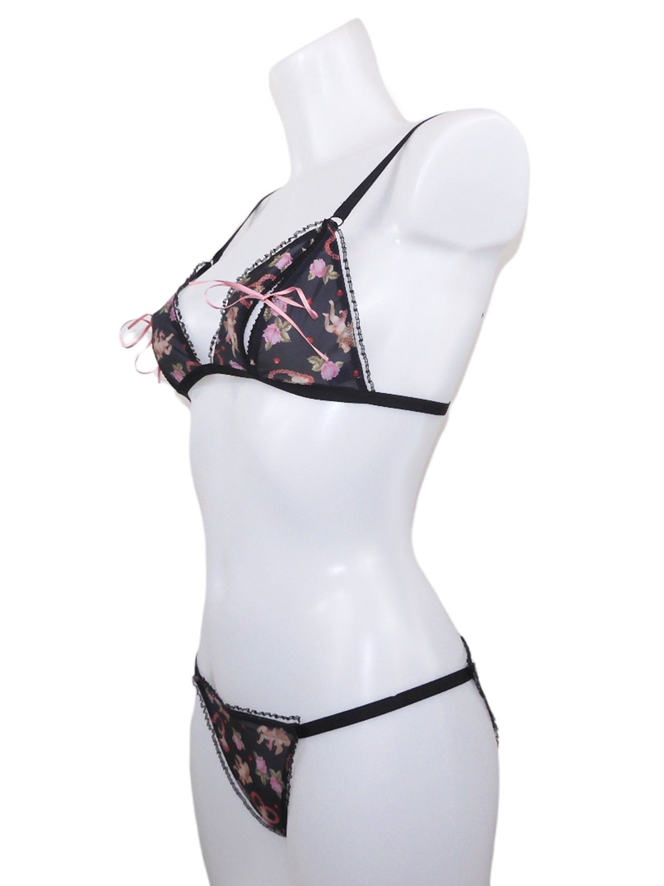 Liebreizender Bralette-BH ouvert aus Engel-, Herzchen- und Rosenprint mit passendem offenem Slip ouvert mit Rückenteil aus schwarzer Spitze seitliche Ansicht- fishbelly Lingerie handmade in Berlin