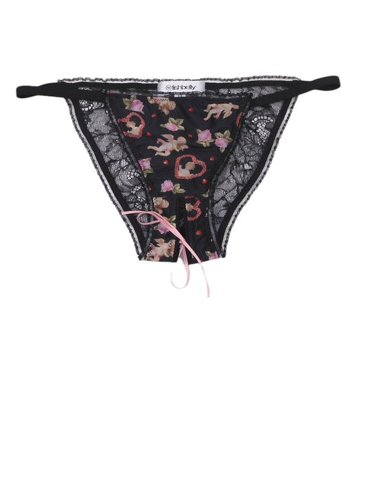 Liebreizender Tanga-Slip ouvert aus Engel-, Herzchen- und Rosenprint  mit Rückenteil aus schwarzer Spitze - fishbelly Lingerie handmade in Berlin
