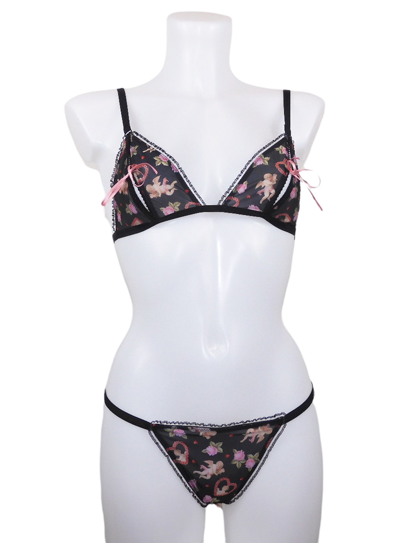 Liebreizender Bralette-BH ouvert aus Engel-, Herzchen- und Rosenprint mit passendem offenem Slip ouvert mit Rückenteil aus schwarzer Spitze - fishbelly Lingerie handmade in Berlin